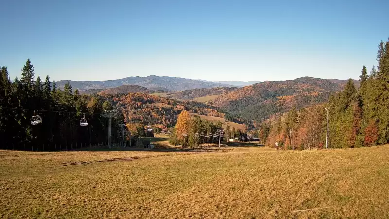 Wyciąg narciarski i fragment trasy zjazdowej ośrodka narciarskiego Wierchomla