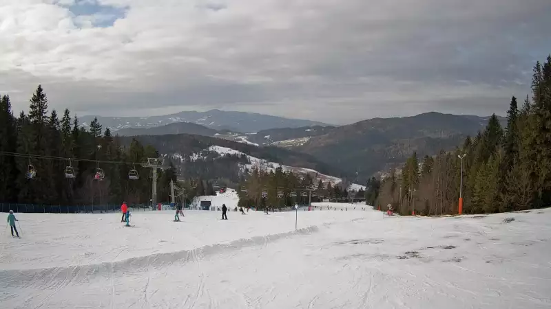 Wyciąg narciarski i fragment trasy zjazdowej ośrodka narciarskiego Wierchomla