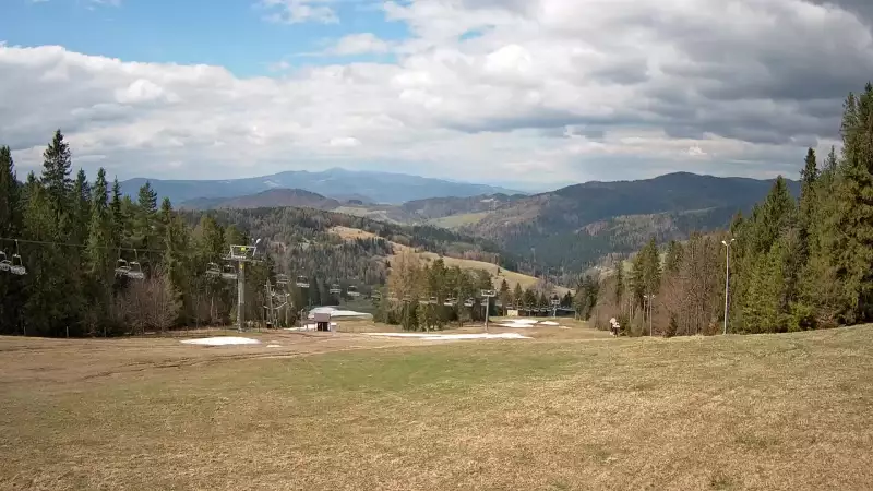 Wyciąg narciarski i fragment trasy zjazdowej ośrodka narciarskiego Wierchomla