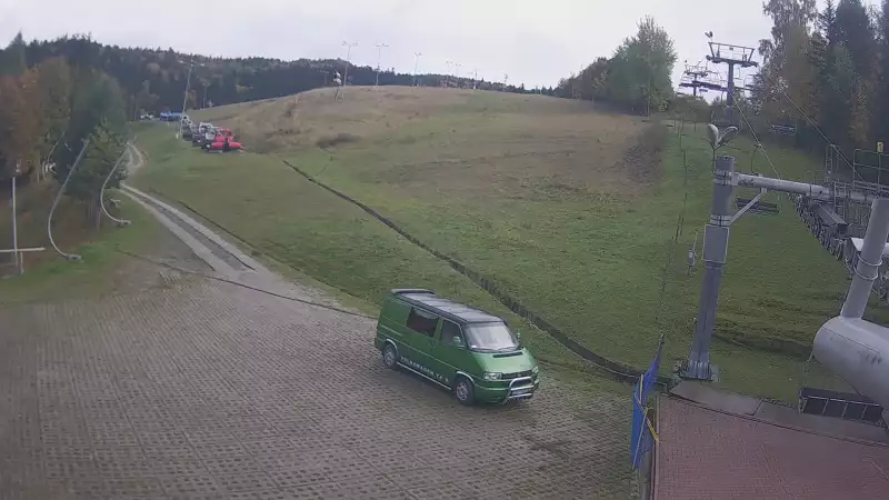 Widok na dolną stację wyciągu narciarskiego w Wierchomli