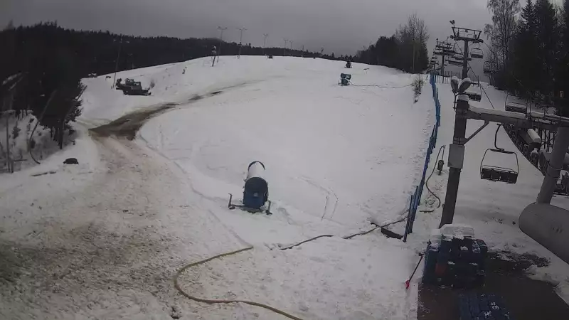 Widok na dolną stację wyciągu narciarskiego w Wierchomli