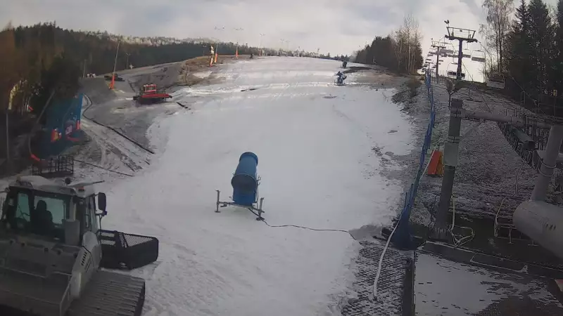 Widok na dolną stację wyciągu narciarskiego w Wierchomli