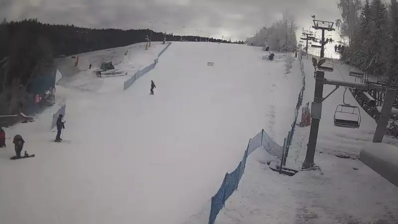 Widok na dolną stację wyciągu narciarskiego w Wierchomli