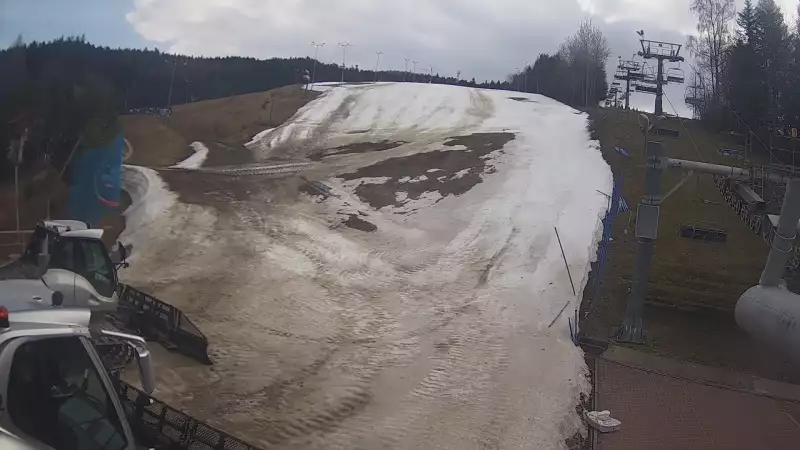 Widok na dolną stację wyciągu narciarskiego w Wierchomli