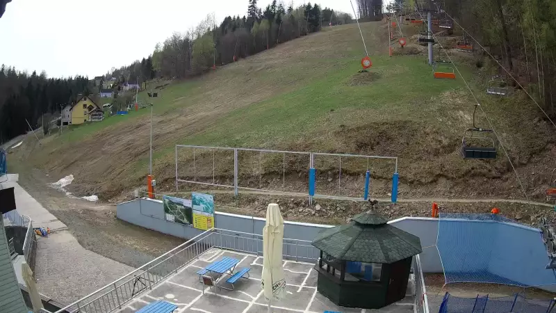 Widok na bramki i kolej linową w SOSZOWIE.