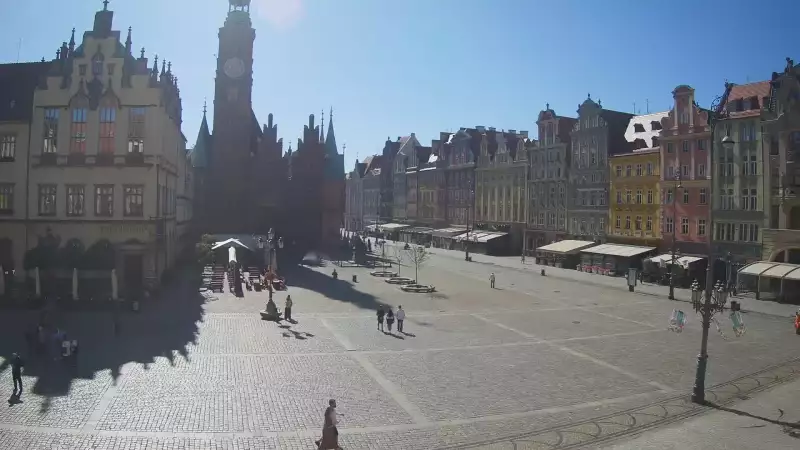 Wrocław - widok na rynek główny we Wrocławiu z kamery stałej.