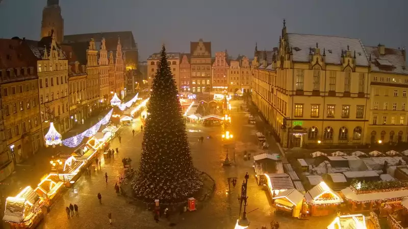 Wrocław - widok na rynek główny we Wrocławiu z kamery stałej.