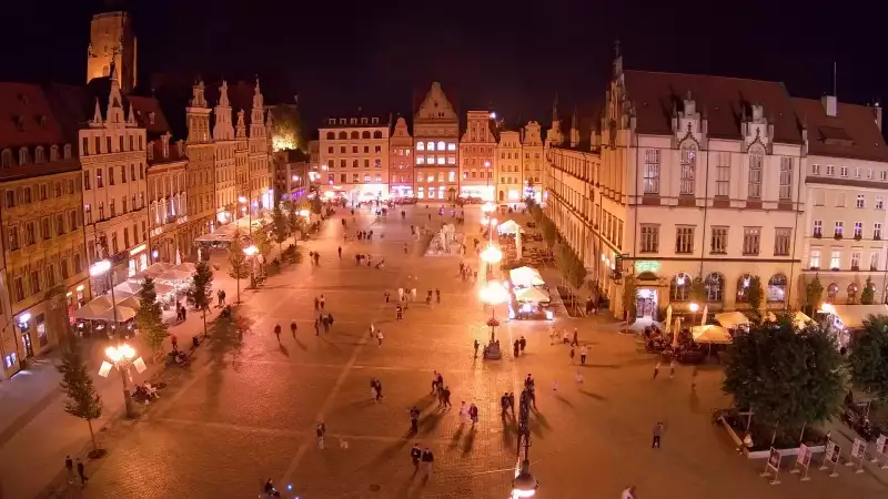 Wrocław - widok na rynek główny we Wrocławiu z kamery stałej.