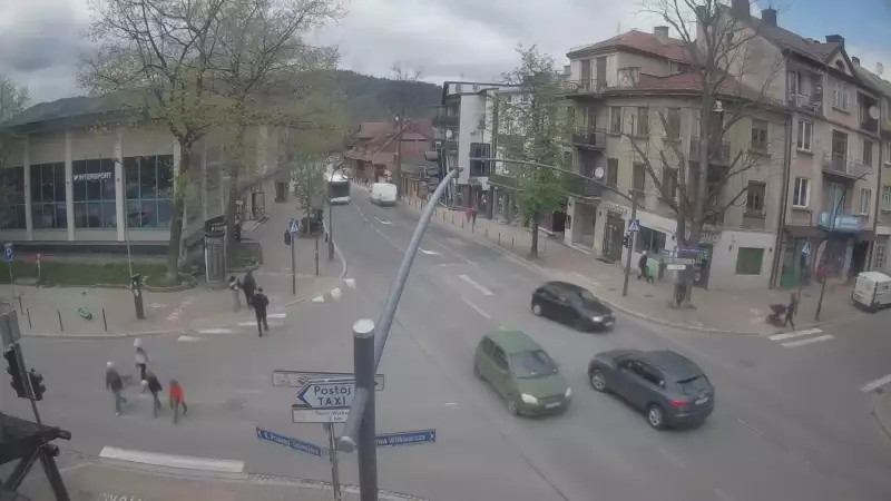 Zakopane - widok na skrzyżowanie ulic Zamoyskiego z Krupówkami.
