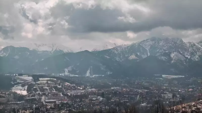 Obserwacja wschodu słońca nad Tatrami z tego miejsca to czysta magia, która dostarcza niesamowitych wrażeń wizualnych każdemu miłośnikowi natury.