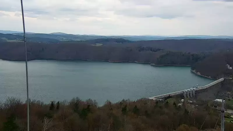 Widok z kamery na Jezioro Solińskie w Bieszczadach.