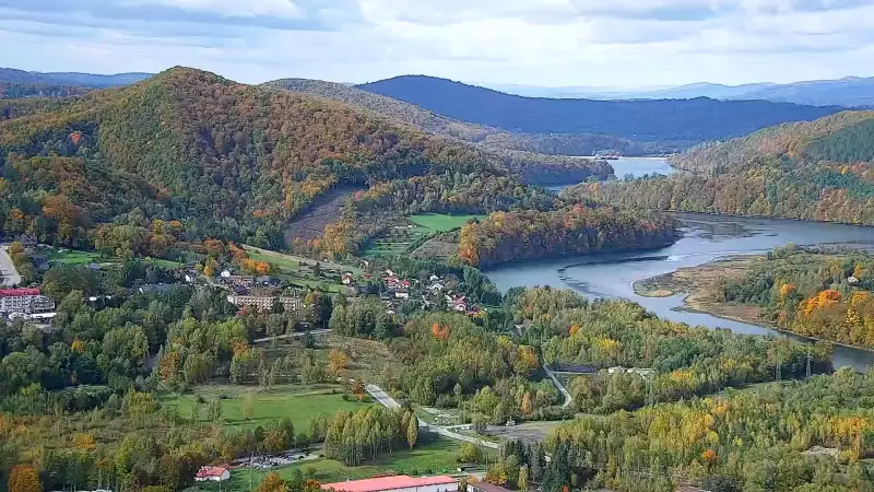 Widok z kamery na Jezioro Solińskie w Bieszczadach.