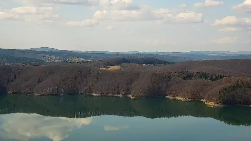 Widok z kamery na Jezioro Solińskie w Bieszczadach.