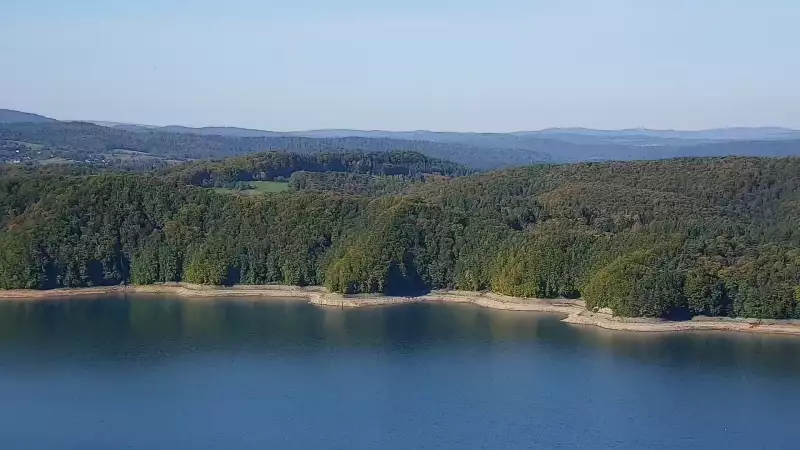 Widok z kamery na Jezioro Solińskie w Bieszczadach.