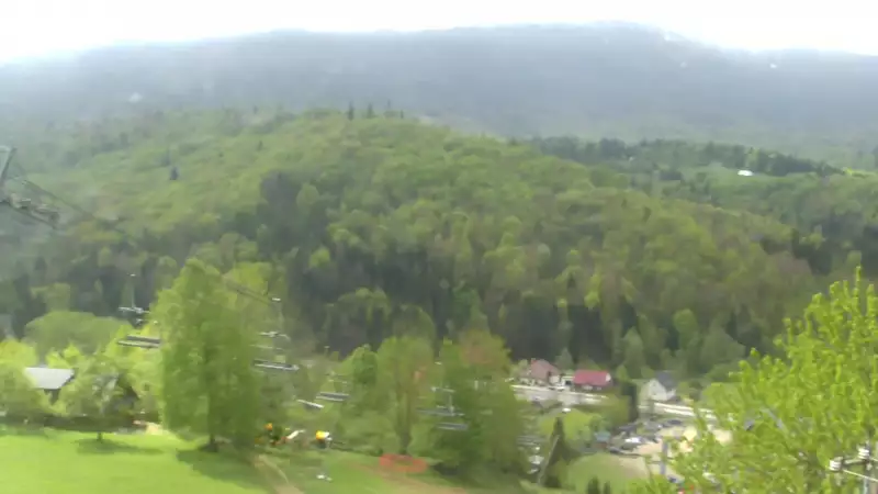 Obrotowa kamera live zainstalowana powyżej dolnej stacji czteroosobowej kolei linowej