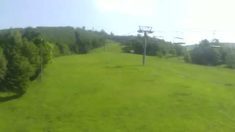 Obrotowa kamera live zainstalowana powyżej dolnej stacji czteroosobowej kolei linowej