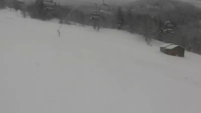 Obrotowa kamera live zainstalowana powyżej dolnej stacji czteroosobowej kolei linowej