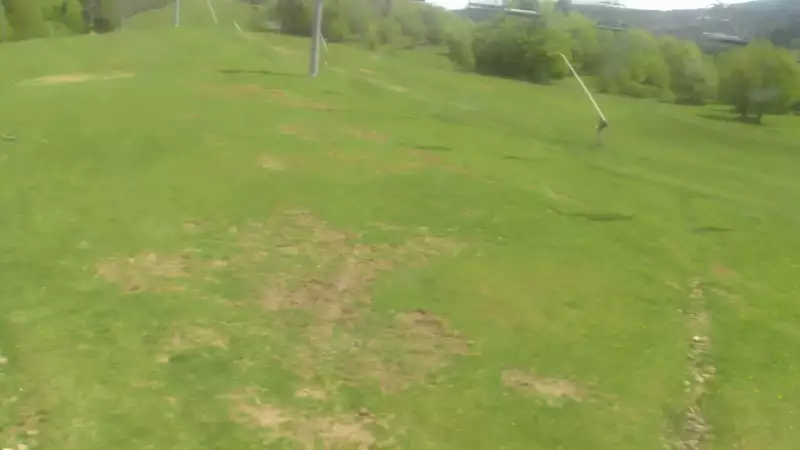Obrotowa kamera live zainstalowana powyżej dolnej stacji czteroosobowej kolei linowej