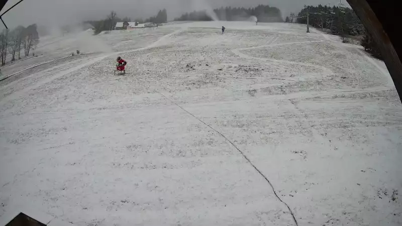 Widok z dołu na stok narciarski przy wyciągu W5