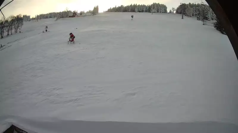 Widok z dołu na stok narciarski przy wyciągu W5