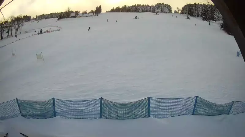 Widok z dołu na stok narciarski przy wyciągu W5