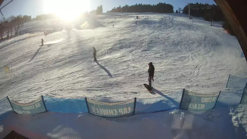 Widok z dołu na stok narciarski przy wyciągu W5