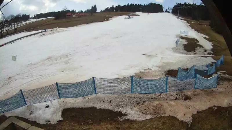 Widok z dołu na stok narciarski przy wyciągu W5