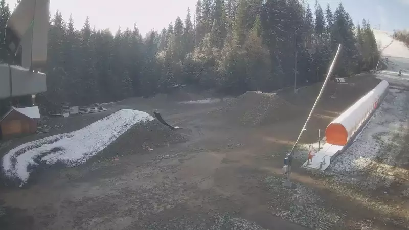 Kamera prezentuje obraz na żywo ze szkółki narciarskiej w Istebnej.