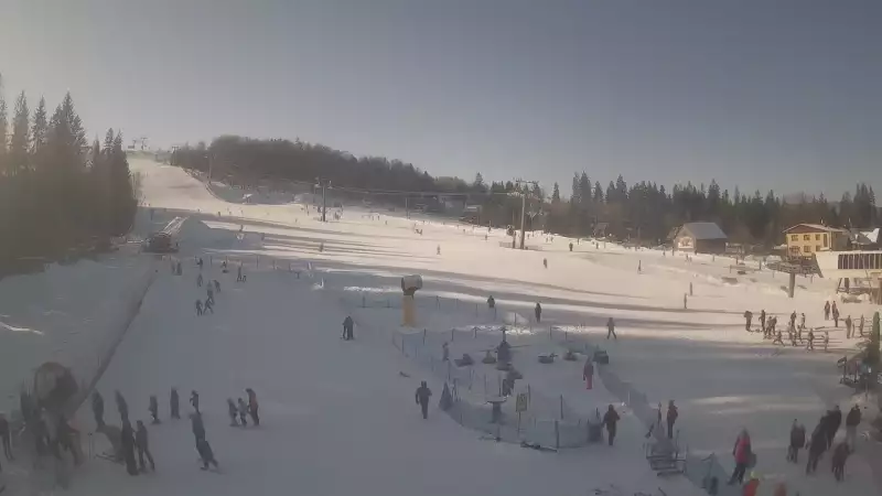 Kamera prezentuje obraz na żywo ze szkółki narciarskiej w Istebnej.