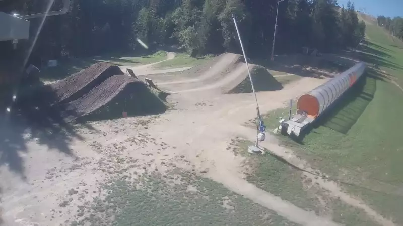Kamera prezentuje obraz na żywo ze szkółki narciarskiej w Istebnej.