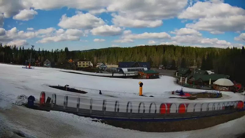 Widok na karczmę i wyciąg w Złotym Groniu - KAMERA LIVE