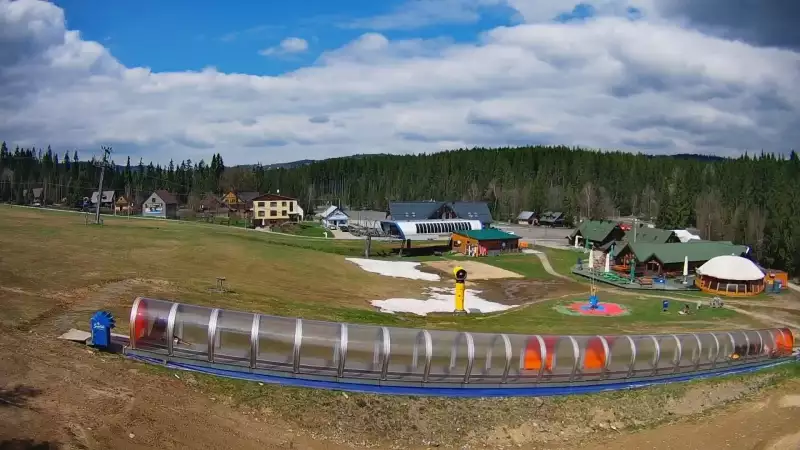 Widok na karczmę i wyciąg w Złotym Groniu - KAMERA LIVE