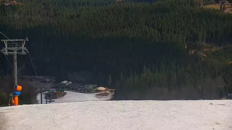 Złoty Groń w Istebnej - widok na 6-osobową kolej linową.