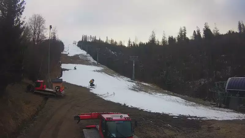 Dolna stacja wyciagu, którym narciarze dotrą na Mały Rachowiec