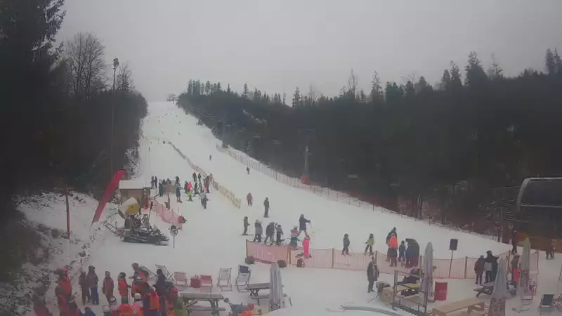 Dolna stacja wyciagu, którym narciarze dotrą na Mały Rachowiec