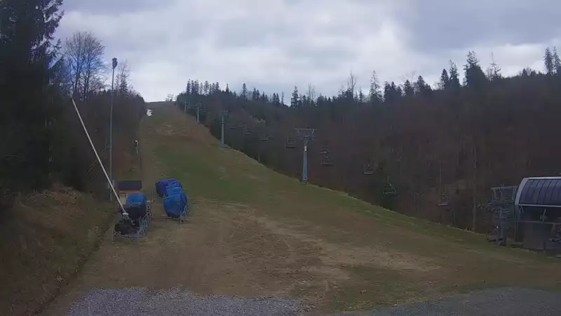 Dolna stacja wyciagu, którym narciarze dotrą na Mały Rachowiec