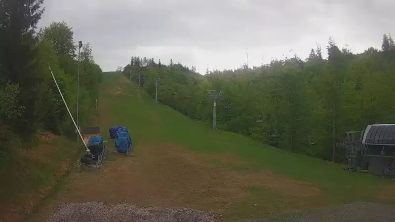 Dolna stacja wyciagu, którym narciarze dotrą na Mały Rachowiec
