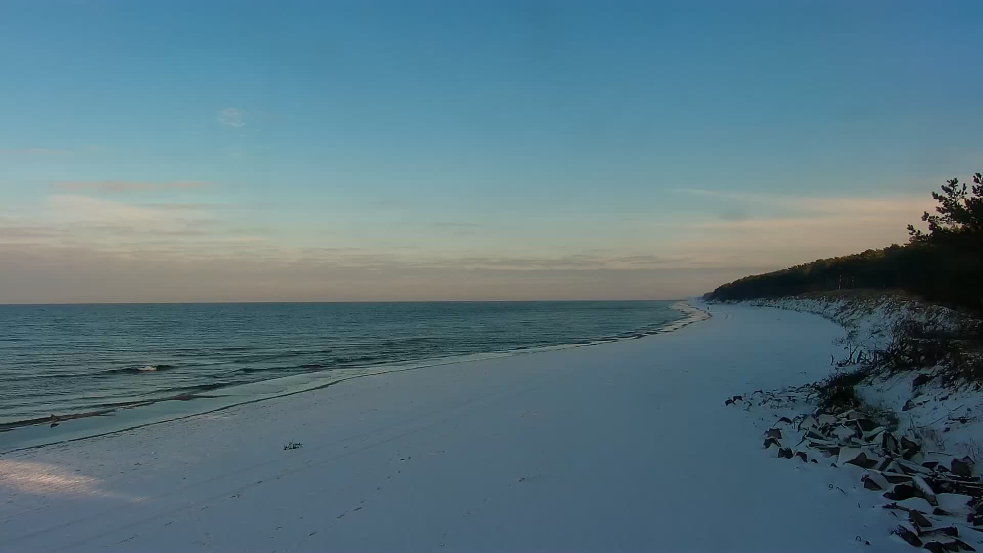 Mrzeżyno widok na morze i plażę niedaleko wejścia do Portu Morskiego