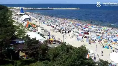 Tłumy turystów na plaży w Łebie 