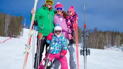Ile zapłacimy za weekend na nartach dla 4 osobowej rodziny? 2+2. Podpowiadamy gdzie najtaniej i kiedy jechać?
