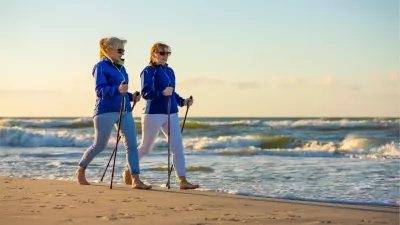 Nordic walking po plaży. Zalety i wady tej formy aktywności nad Bałtykiem