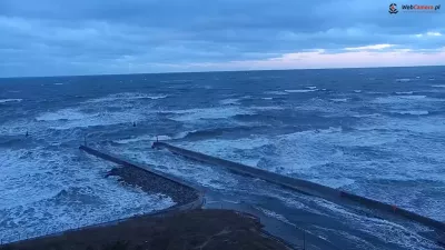 Sztorm i zjawisko cofki na Bałtyku spowodowały znaczne zniszczenia na wielu plażach polskiego wybrzeża. 