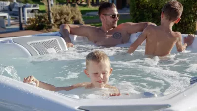 Czy warto zainwestować w saunę lub jacuzzi do ogrodu?