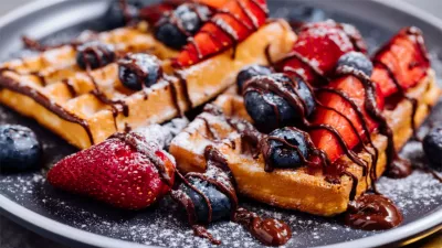 Gofry z bitą śmietaną, ryba z frytkami, lody… Co jeść, aby nie przytyć na urlopie?