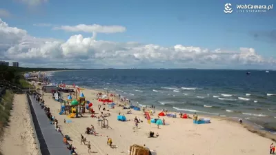 Tłumy, parawany i szum morza – tak wygląda lato w Międzyzdrojach [film]