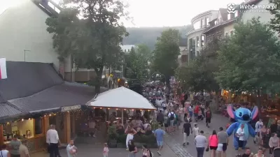 Zdjęcie do materiału video Góralski klimat i tłumy turystów z Zatoki Perskiej - tak wyglądają Krupówki latem 2025 [film] 