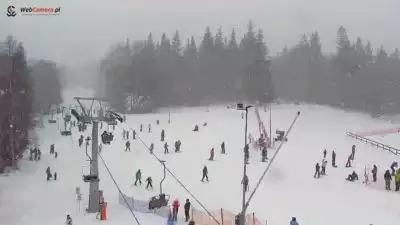 Zdjęcie z nowości Aktualne Warunki Narciarskie Live w Sudetach Lift Szklarska Poręba. Wyciągi Stacja Górna Szrenica II -4 stopnie, pokrywa śniegu 80 cm. Zobacz obecny widok z kamery.