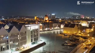 Tłumy spacerowiczów na skutej lodem Motławie. Piękny widok czy igranie z losem?[ujęcie z kamery]