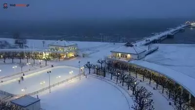 Zdjęcie z nowości Oglądaj kamery nad morzem. Dziś prezentujemy zimowy, bajkowy Sopot z widokiem na deptak i molo Live.