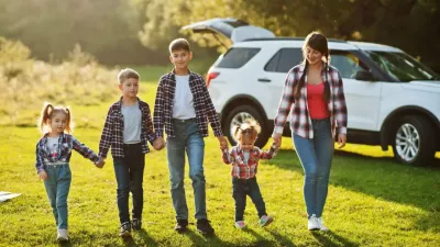 Zdjęcie do artykułu SUV czy minivan – co lepiej sprawdzi się na wakacje dla dużej rodziny?